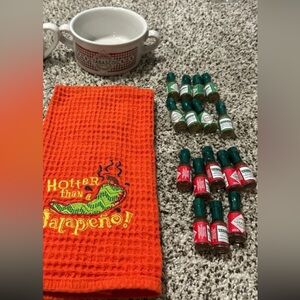 Chili bowl, with 16 Tabasco sauce. A new towel bundle set